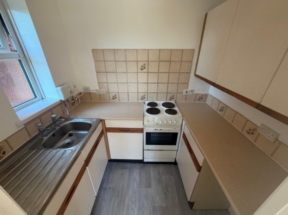 View Full Details for Flat 2, 9 Haden Hill Road, Halesowen, West Midlands, B63 3NE, UK